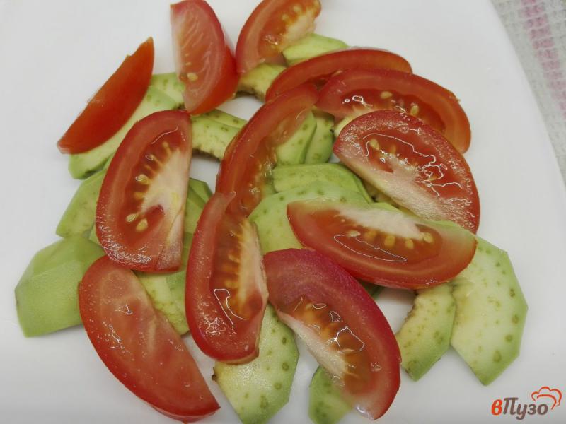 Фото приготовление рецепта: Салат из авокадо, помидоров с лимоном и кунжутом шаг №2