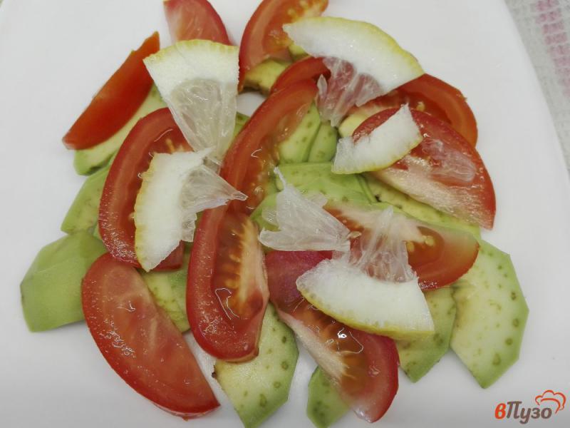 Фото приготовление рецепта: Салат из авокадо, помидоров с лимоном и кунжутом шаг №3