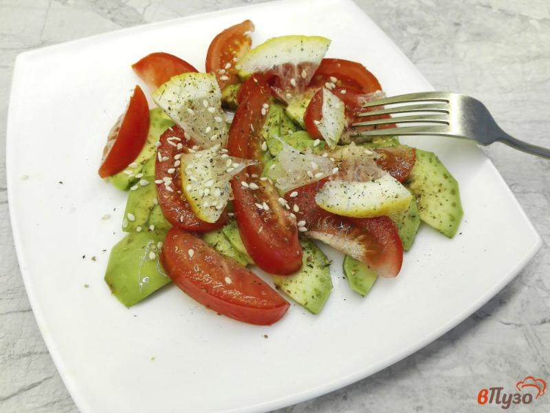 Фото приготовление рецепта: Салат из авокадо, помидоров с лимоном и кунжутом шаг №5