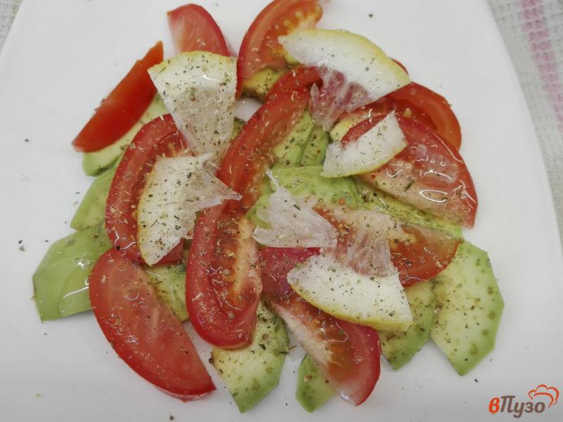 Фото приготовление рецепта: Салат из авокадо, помидоров с лимоном и кунжутом шаг №4
