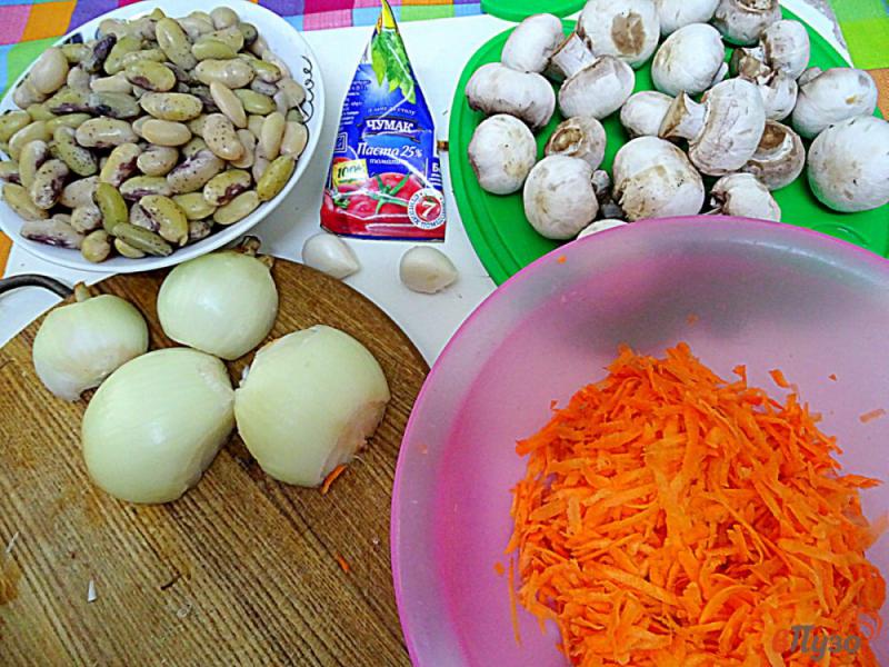 Фото приготовление рецепта: Фасоль с грибами в соусе шаг №2