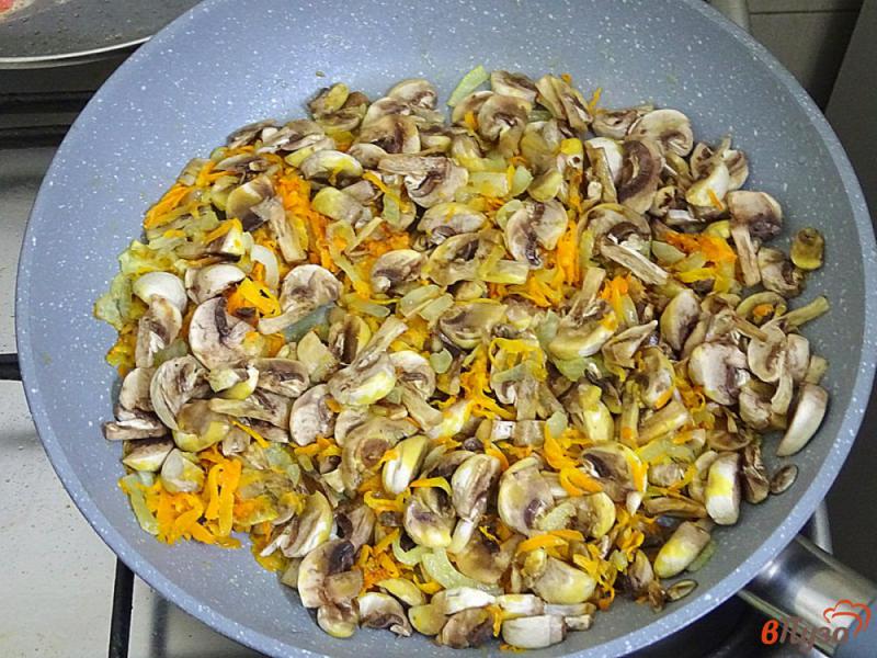 Фото приготовление рецепта: Фасоль с грибами в соусе шаг №7