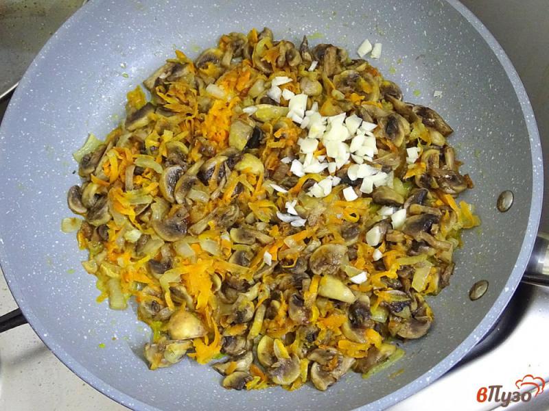 Фото приготовление рецепта: Фасоль с грибами в соусе шаг №8