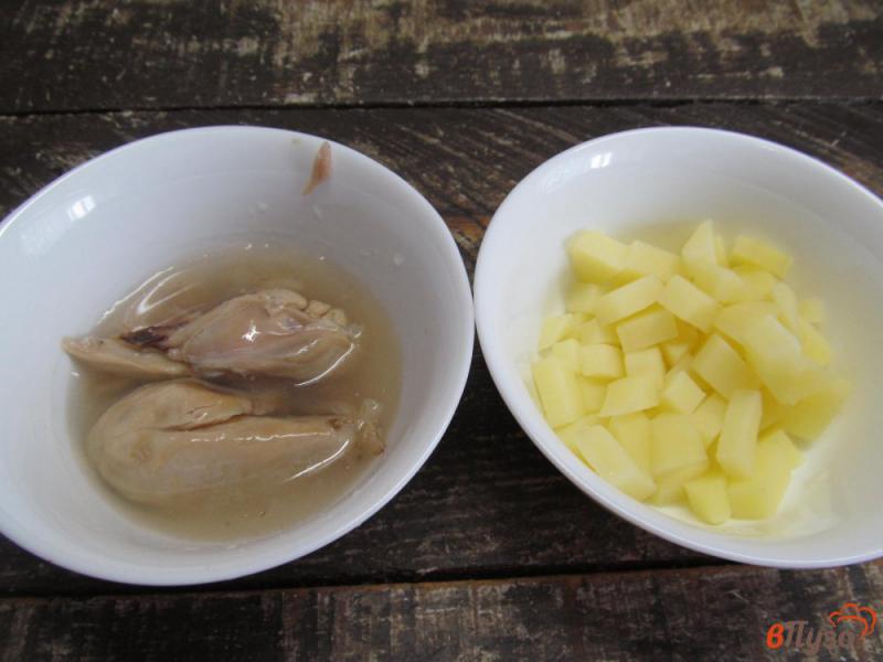 Фото приготовление рецепта: Салат с курицей черносливом и шампиньоном шаг №3