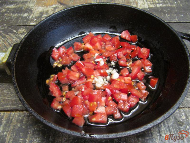 Фото приготовление рецепта: Очень быстрый суп из яйца и помидора шаг №2