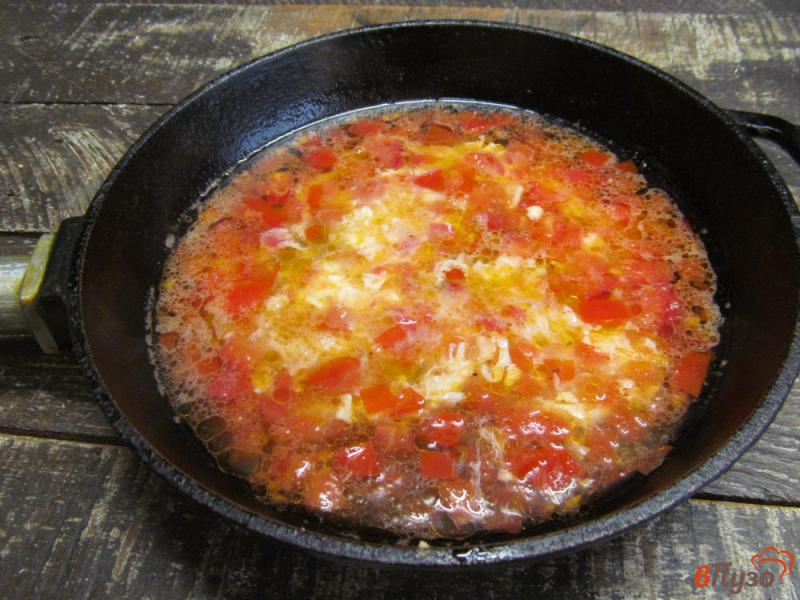 Фото приготовление рецепта: Очень быстрый суп из яйца и помидора шаг №5