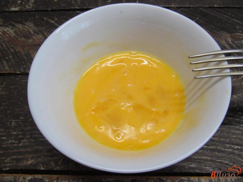 Фото приготовление рецепта: Очень быстрый суп из яйца и помидора шаг №4