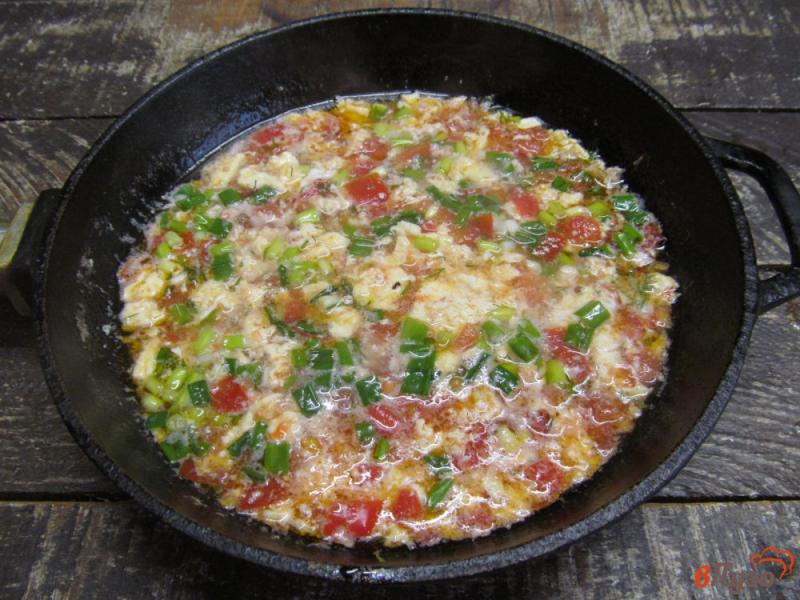 Фото приготовление рецепта: Очень быстрый суп из яйца и помидора шаг №6