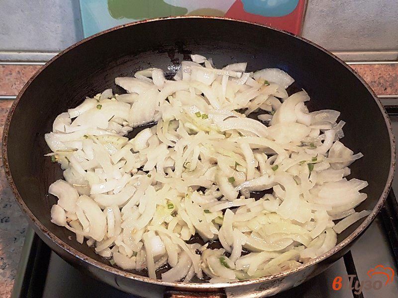 Фото приготовление рецепта: Запеканка с грибами и картофелем шаг №3