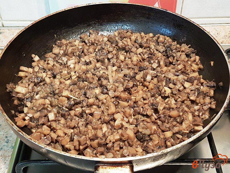 Фото приготовление рецепта: Запеканка с грибами и картофелем шаг №5