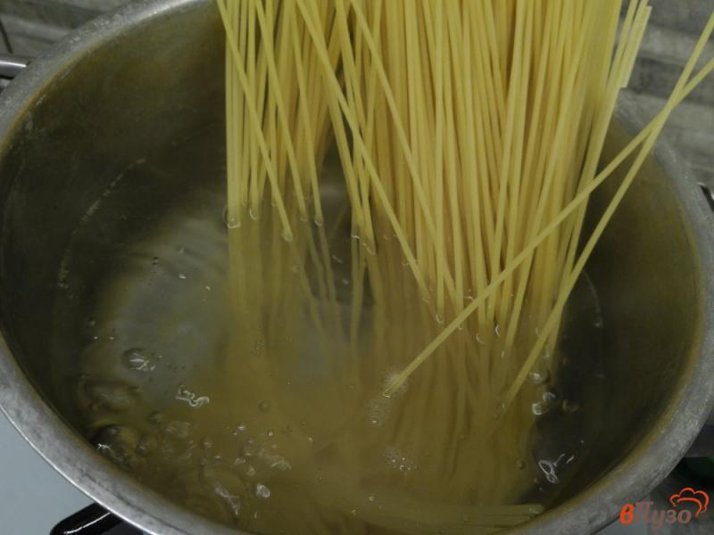 Фото приготовление рецепта: Спагетти болоньезе с шампиньонами и зеленью шаг №1