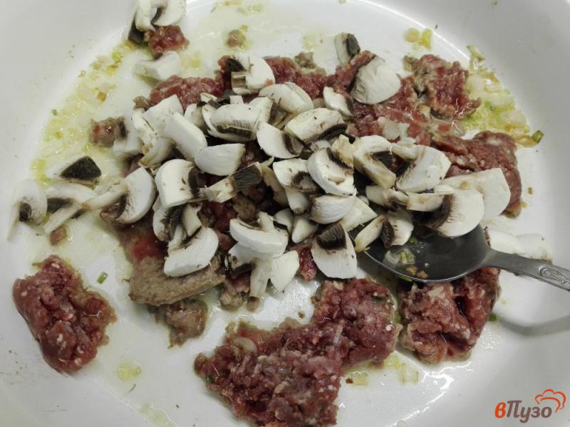 Фото приготовление рецепта: Спагетти болоньезе с шампиньонами и зеленью шаг №4