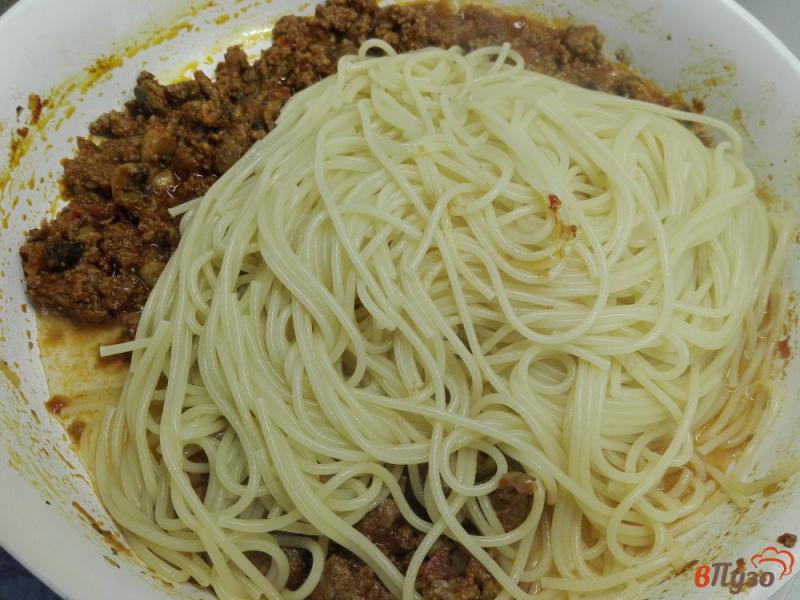 Фото приготовление рецепта: Спагетти болоньезе с шампиньонами и зеленью шаг №8