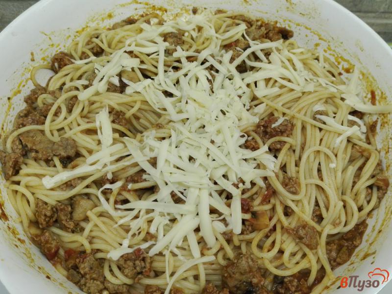 Фото приготовление рецепта: Спагетти болоньезе с шампиньонами и зеленью шаг №9