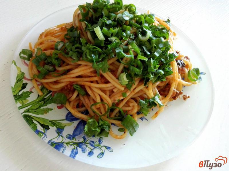 Фото приготовление рецепта: Спагетти болоньезе с шампиньонами и зеленью шаг №10
