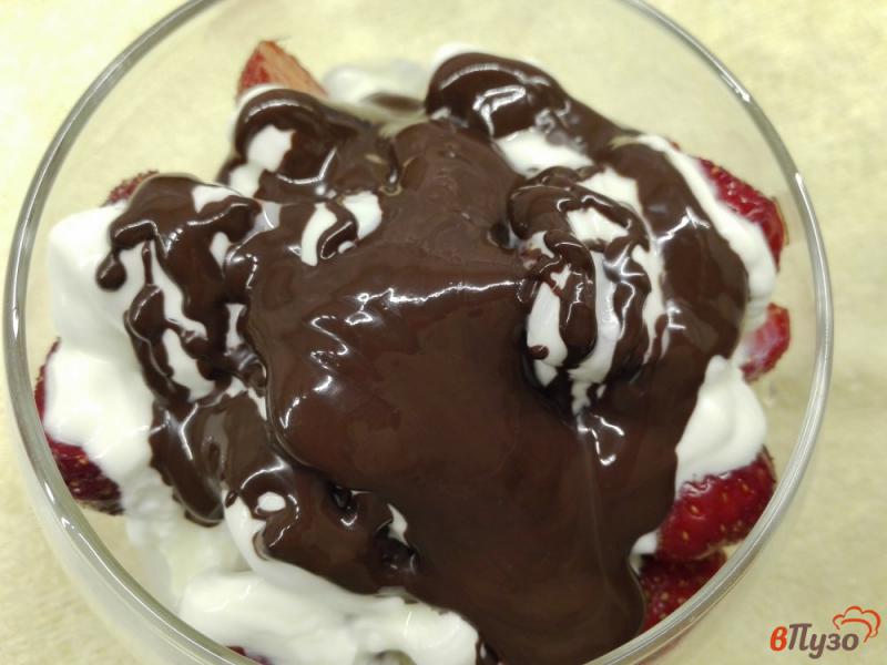 Фото приготовление рецепта: Клубничный десерт с шоколадом шаг №5