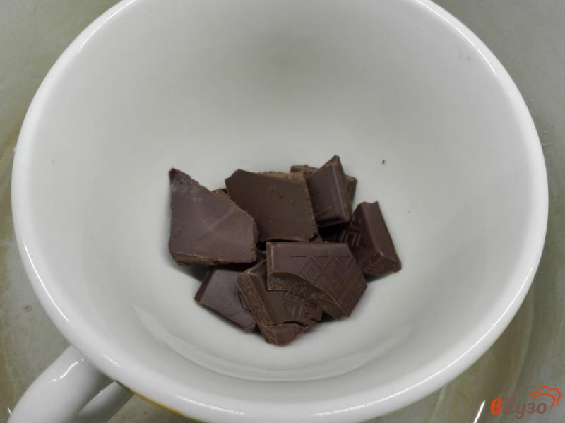 Фото приготовление рецепта: Клубничный десерт с шоколадом шаг №4