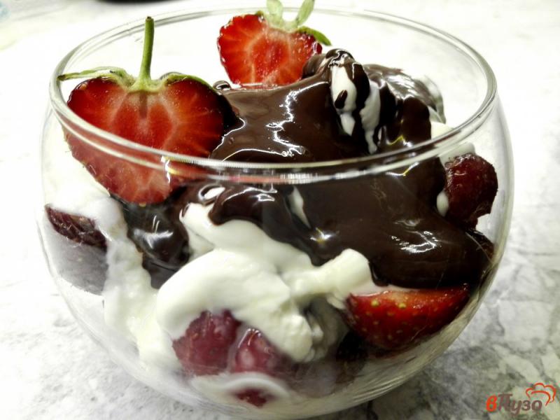 Фото приготовление рецепта: Клубничный десерт с шоколадом шаг №6