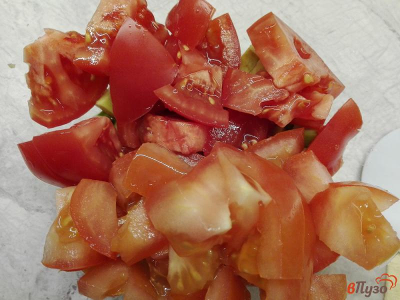 Фото приготовление рецепта: Салат из авокадо с семгой, помидорами и семенами чиа шаг №2