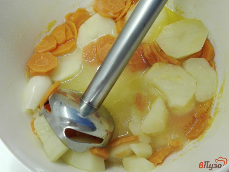 Фото приготовление рецепта: Морковный крем-суп с сухариками шаг №3