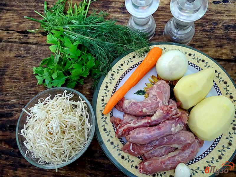 Фото приготовление рецепта: Суп с куриными шейками и домашней лапшой шаг №1