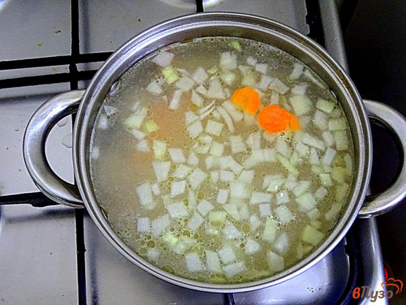 Фото приготовление рецепта: Суп с куриными шейками и домашней лапшой шаг №6