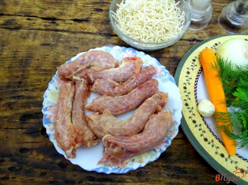 Фото приготовление рецепта: Суп с куриными шейками и домашней лапшой шаг №2