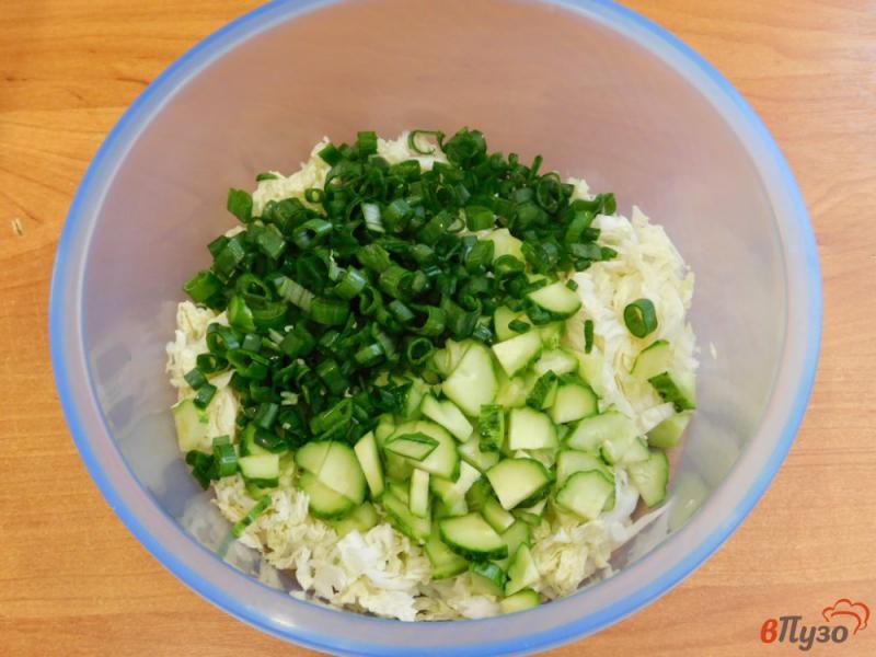 Фото приготовление рецепта: Салат с пекинской капустой и огурцами шаг №2