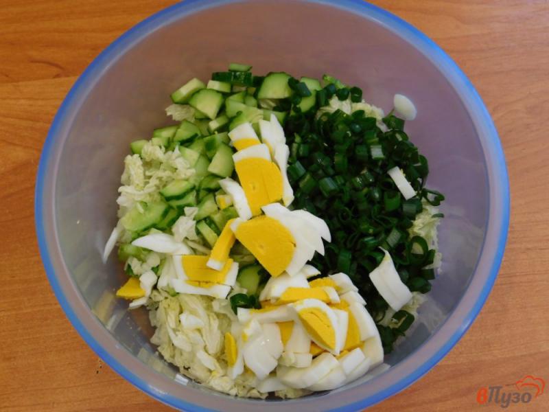Фото приготовление рецепта: Салат с пекинской капустой и огурцами шаг №3