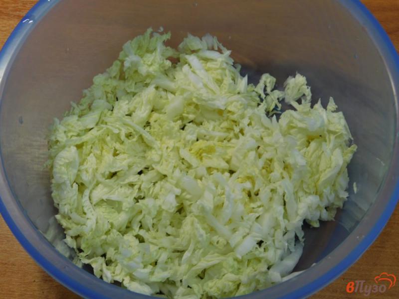 Фото приготовление рецепта: Салат с пекинской капустой и огурцами шаг №1