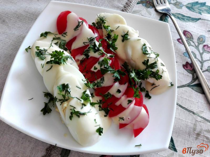 Фото приготовление рецепта: Яйца с помидорами под домашним майонезом с зеленью шаг №5