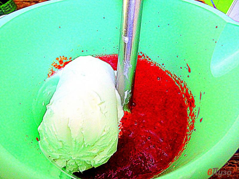 Фото приготовление рецепта: Клубничный коктейль с мороженым и клубникой шаг №4