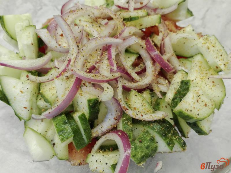 Фото приготовление рецепта: Острый овощной салат с маринованным луком шаг №4