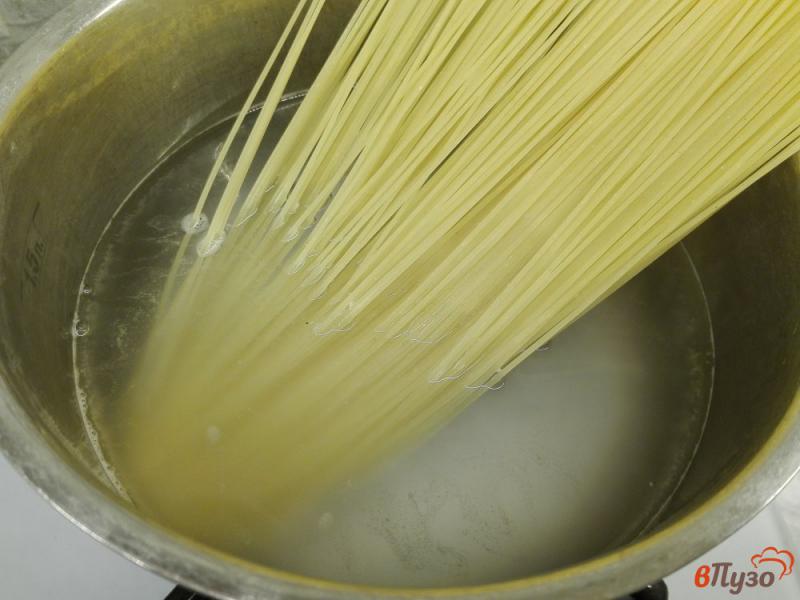 Фото приготовление рецепта: Спагетти с чесночной заправкой и зеленью шаг №1