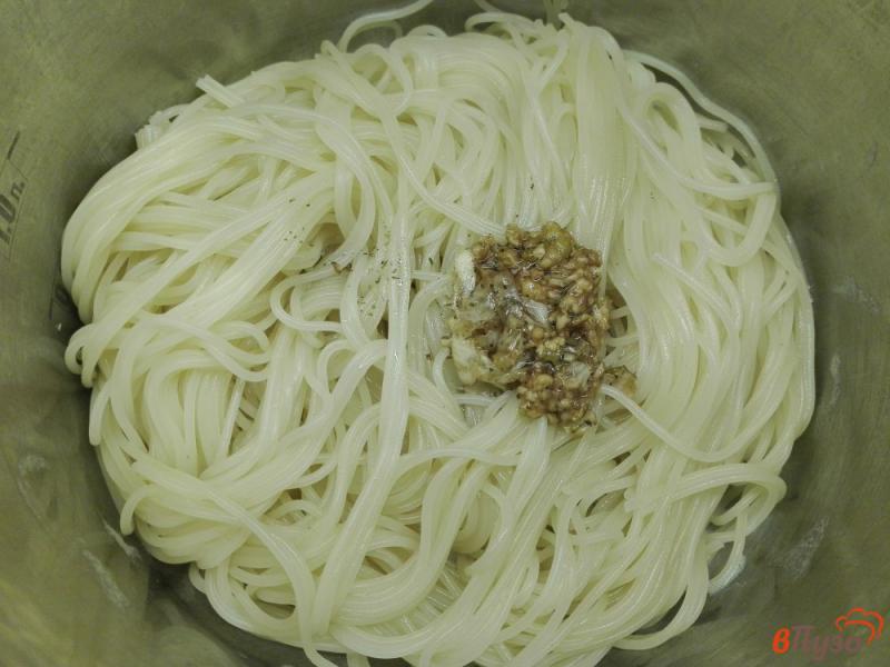 Фото приготовление рецепта: Спагетти с чесночной заправкой и зеленью шаг №5