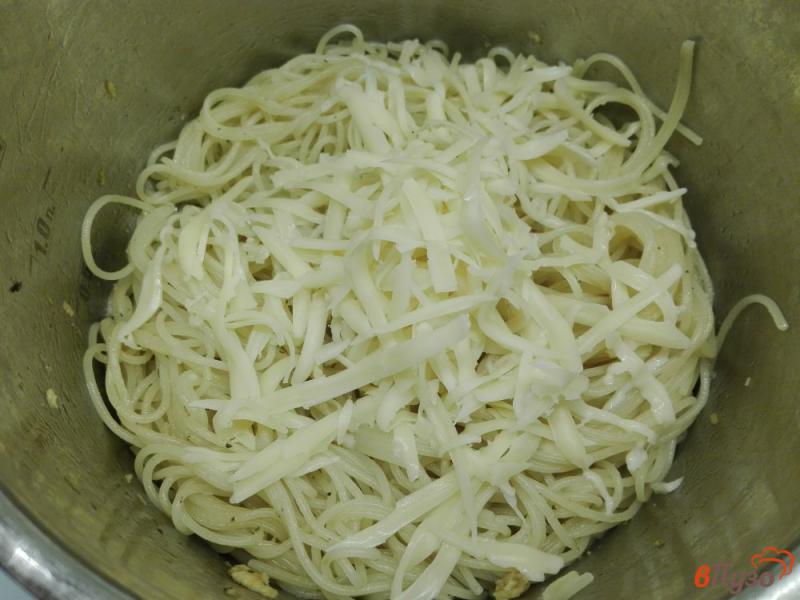 Фото приготовление рецепта: Спагетти с чесночной заправкой и зеленью шаг №6