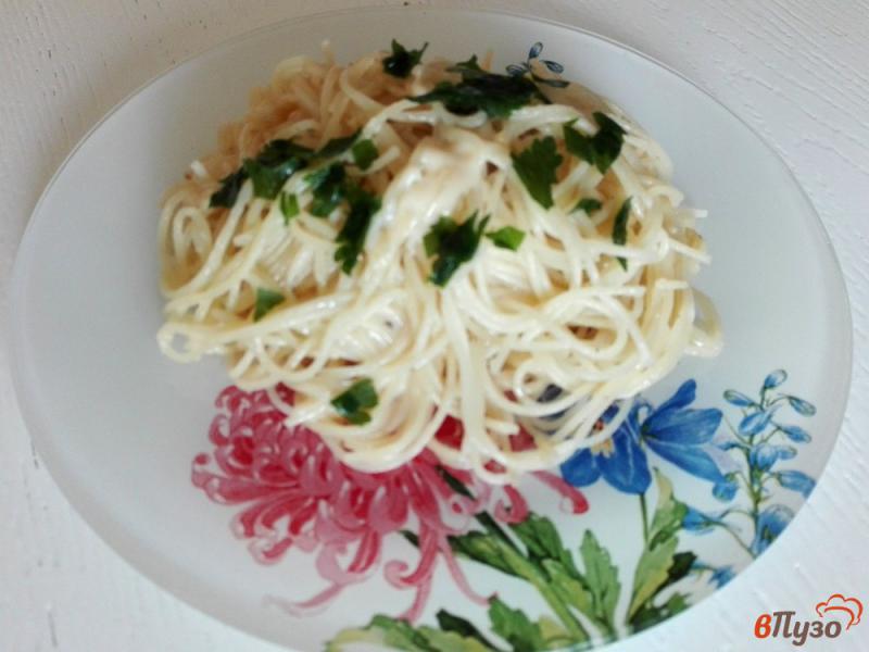 Фото приготовление рецепта: Спагетти с чесночной заправкой и зеленью шаг №7