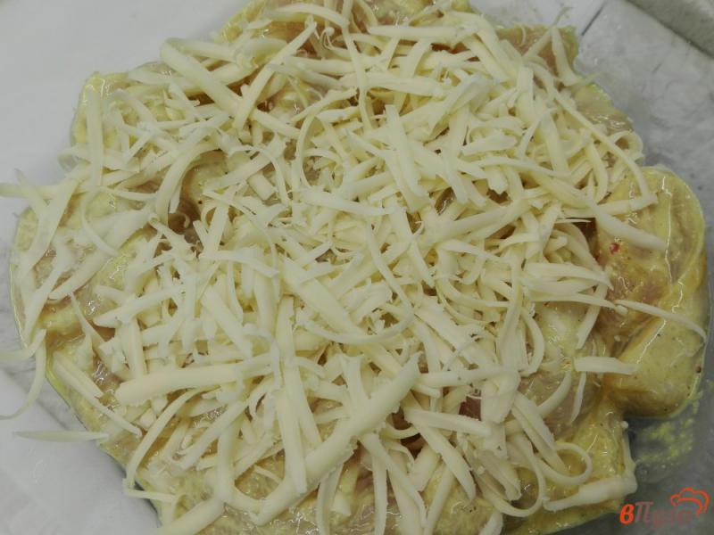 Фото приготовление рецепта: Куриное филе, запеченное с сыром шаг №5