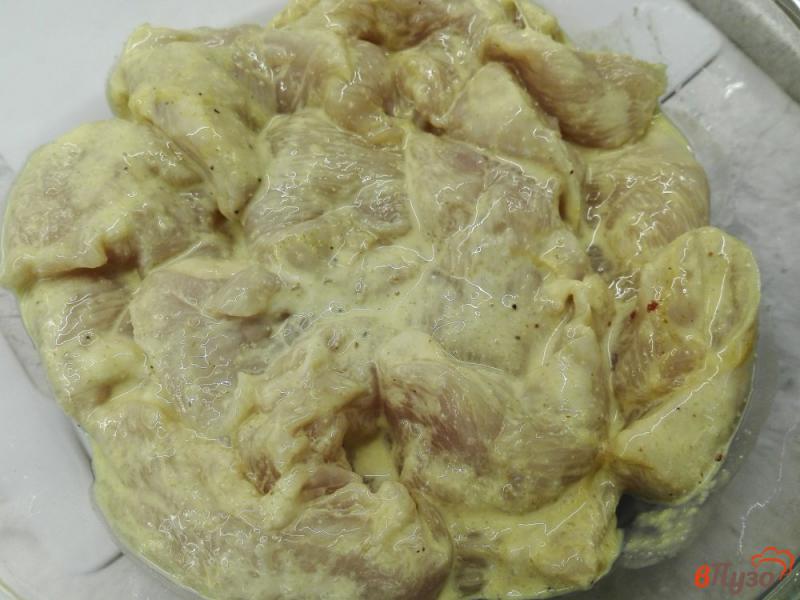 Фото приготовление рецепта: Куриное филе, запеченное с сыром шаг №4