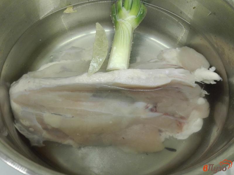 Фото приготовление рецепта: Легкий овощной суп со сметаной и зеленью шаг №1