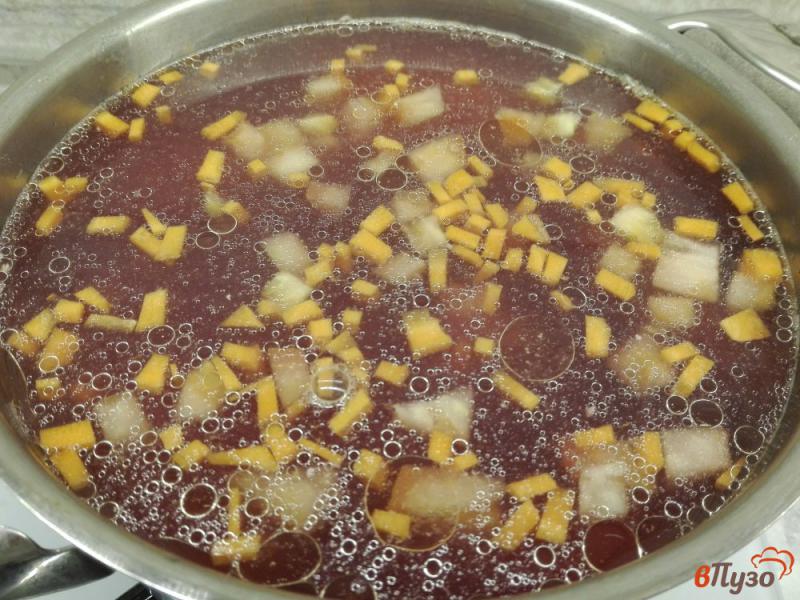 Фото приготовление рецепта: Легкий овощной суп со сметаной и зеленью шаг №5