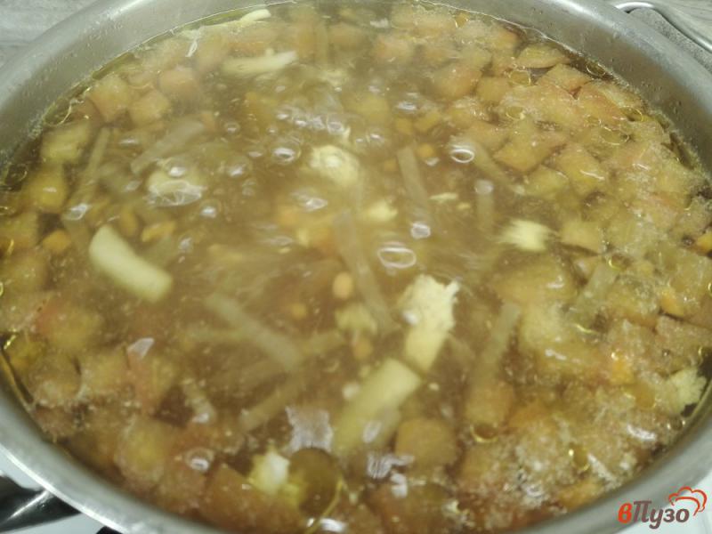Фото приготовление рецепта: Легкий овощной суп со сметаной и зеленью шаг №6