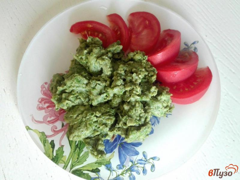 Фото приготовление рецепта: Зеленый омлет со свежими помидорами шаг №6