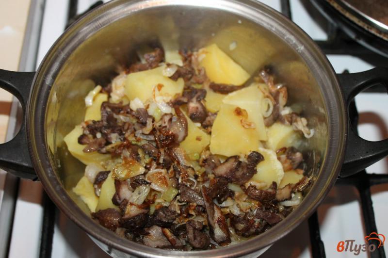 Фото приготовление рецепта: Отварной картофель по - домашнему в маслятами шаг №4