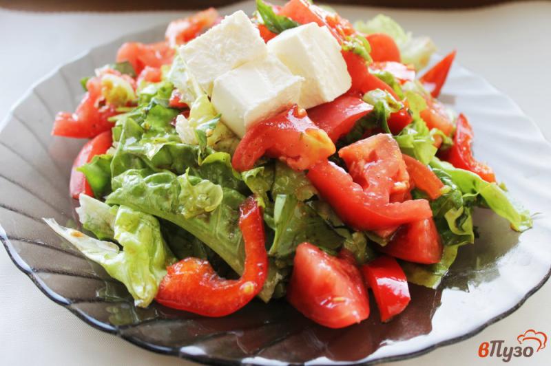 Фото приготовление рецепта: Салат из зелени с помидорами и болгарским перцем шаг №5