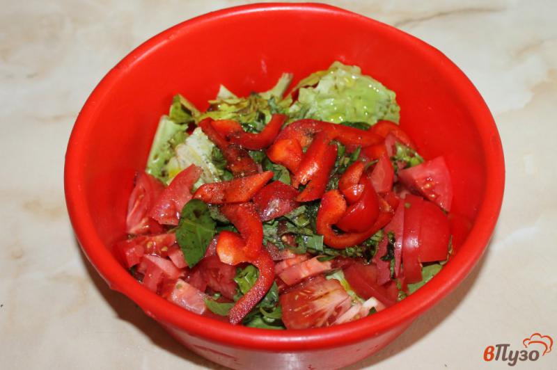 Фото приготовление рецепта: Салат из зелени с помидорами и болгарским перцем шаг №4