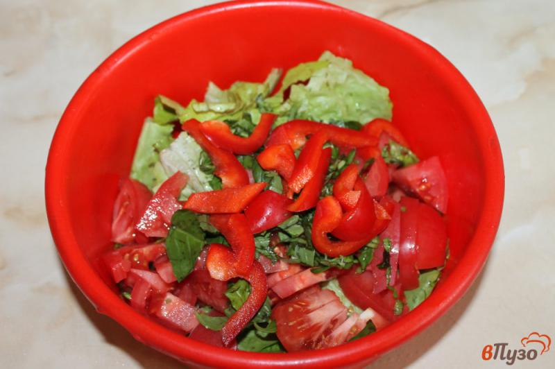 Фото приготовление рецепта: Салат из зелени с помидорами и болгарским перцем шаг №3