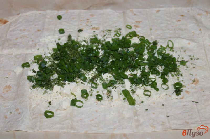 Фото приготовление рецепта: Лаваш гриль с сыром, зеленым луком и помидором шаг №3