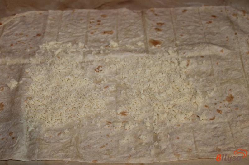 Фото приготовление рецепта: Лаваш гриль с сыром, зеленым луком и помидором шаг №2