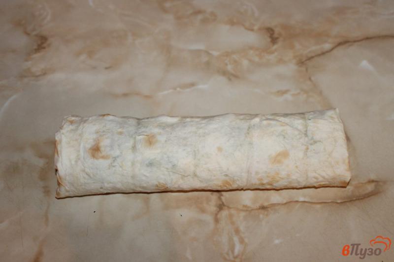 Фото приготовление рецепта: Лаваш гриль с сыром, зеленым луком и помидором шаг №5